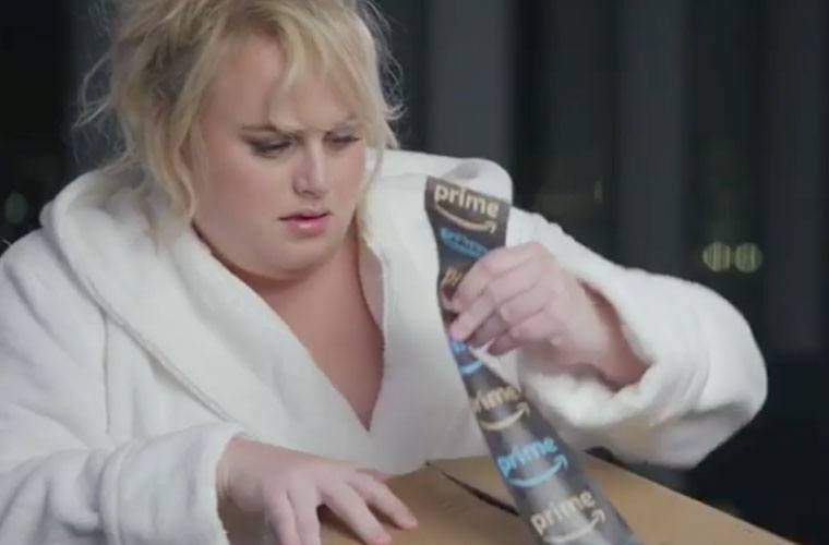 Rebel Wilson kanlar Amazons Alexa för självvårdsbadvibber i denna Super Bowl-annons