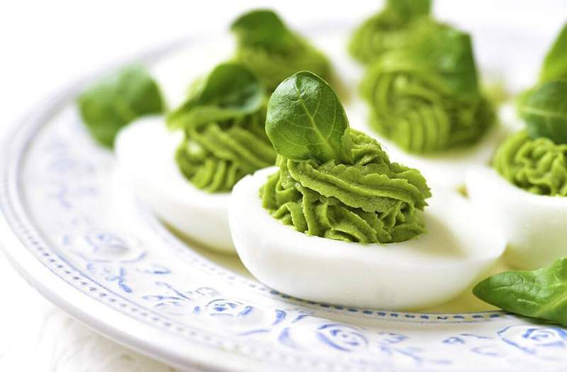 Avocado Deviled Eggs adalah hidangan pembuka yang disetujui KETO yang meriah