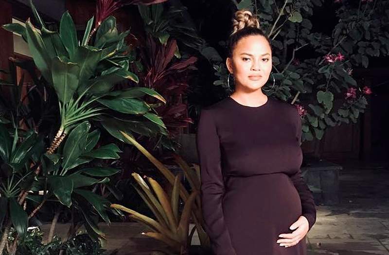 U jednom koraku, Chrissy Teigen je trenutno opsjednuta