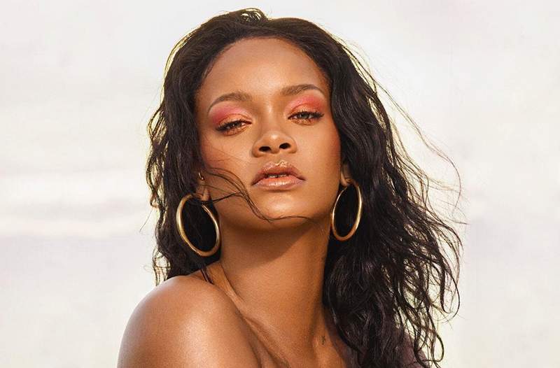 Il punto di grande e rivoluzionario Rihanna applica sempre l'evidenziatore