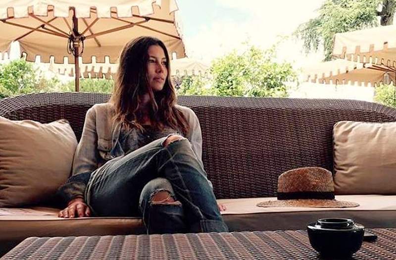 Jessica Biel'in daha az kıyafetten daha fazla kıyafet almak için yaptığı gibi bavulunuzu paketleyin