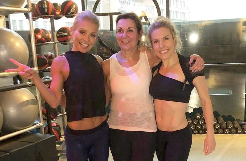 Langkah pembakaran abs Anna Kaiser membantu Kelly Ripa kelihatan sangat kuat dalam bikini