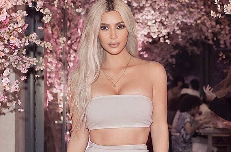 O treino de 5 etapas de corpo inteiro que você pode fazer com sua melhor amiga, direto do treinador de Kim Kardashian