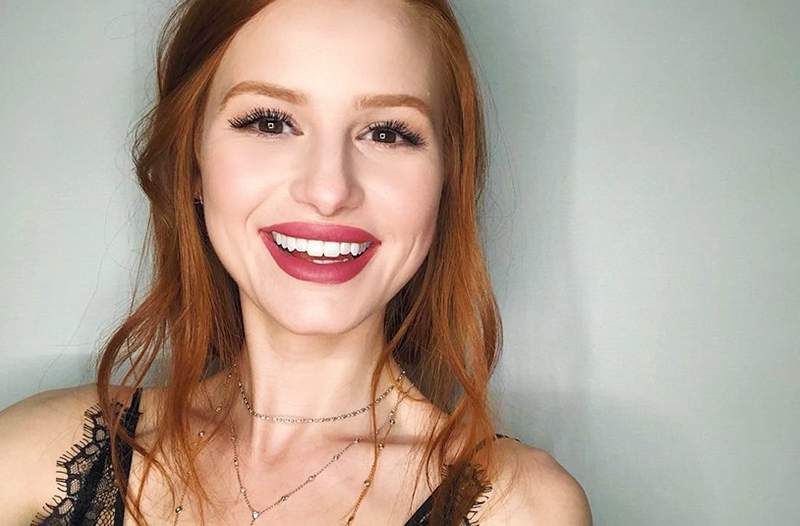 Hviezda „Riverdale“ Madelaine Petsch porazila Gordona Ramsaya milujúce mäso v vegánskom kuchárke