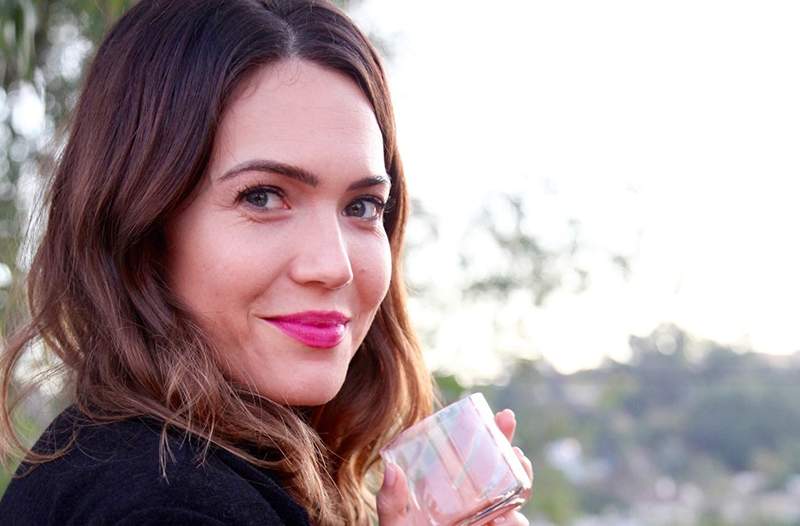 Mandy Moore gemmer dette skønhedsprodukt på sit hotel minibar-her er hvorfor