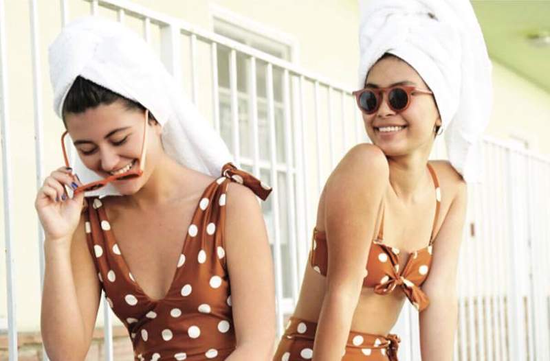 12 Polka Dot Swimsuits, který moderní zvrat na retro tisk