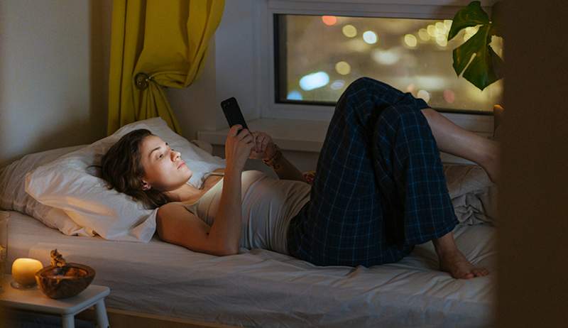 Pourquoi vous ne pouvez pas arrêter de faire défiler sur votre téléphone avant de vous coucher, et comment casser le motif