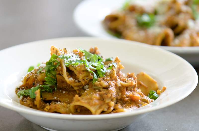 Combineer deze 2 groenten om een ​​gezonde (en overtuigende) vegetarische bolognese saus te maken