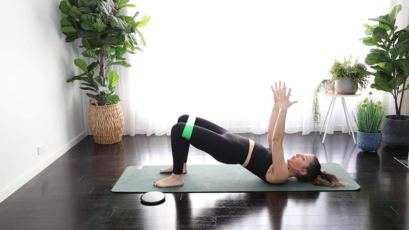 Du kan få en reformator-nivå Pilates-trening på hele kroppen med lite mer enn et motstandsband