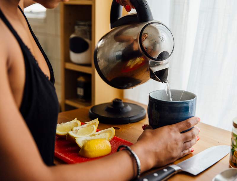 Devriez-vous boire de l'eau chaude ou froide? Voici comment cette préférence peut affecter la digestion