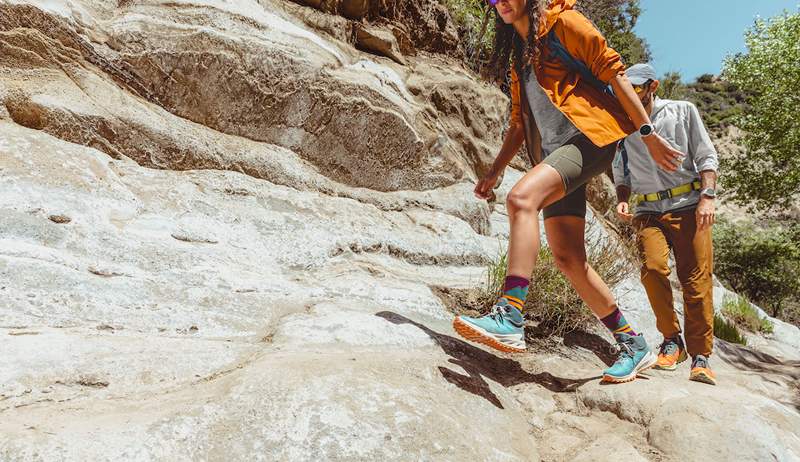 Sepatu hiking yang nyaman ini membuat saya merasa sangat stabil di jalan setapak tanpa membebani saya