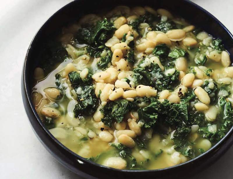 Holen Sie sich Ihr Grün außerhalb der Salatschale mit dieser vegetarischen Grünkohlsuppe