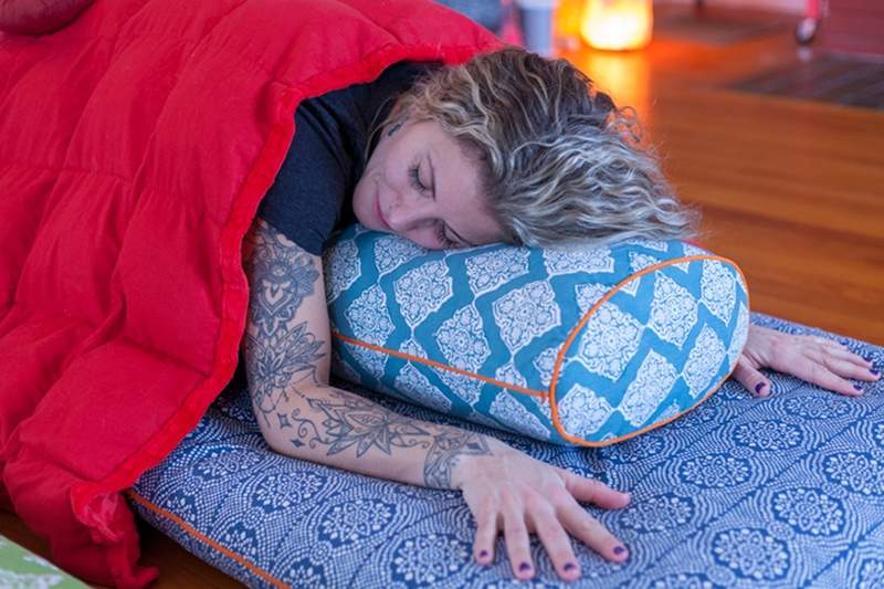 O que é Yoga Blanket e como isso pode ajudá -lo a permanecer aconchegante (e calmo) neste inverno?