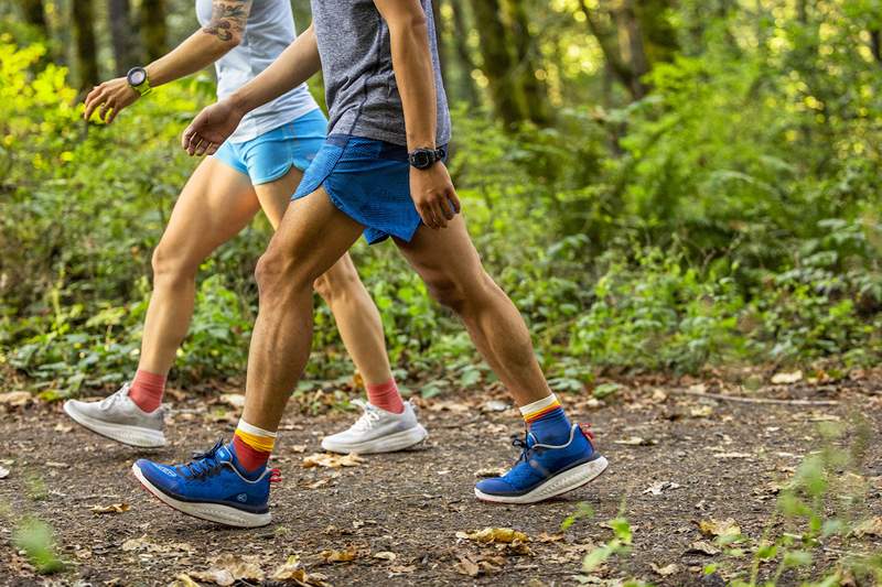 Detta podiatrist-älskade skodonmärke har precis lanserat böjda promenadskor som driver dig framåt med varje steg