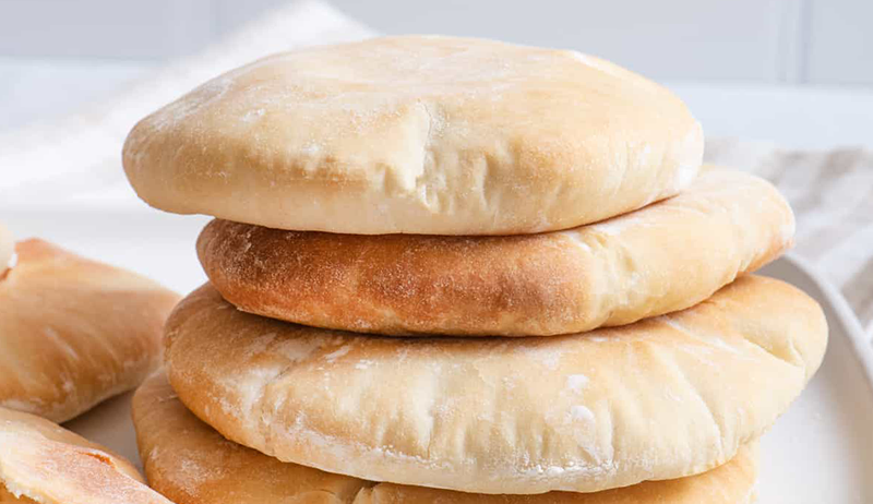 Esta deliciosa receta de pan de pita de 5 ingredientes es bastante fácil para los panaderos por primera vez