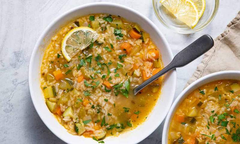 Ci vogliono solo 10 minuti per preparare questa zuppa di riso al limone vegano ricco di fibre