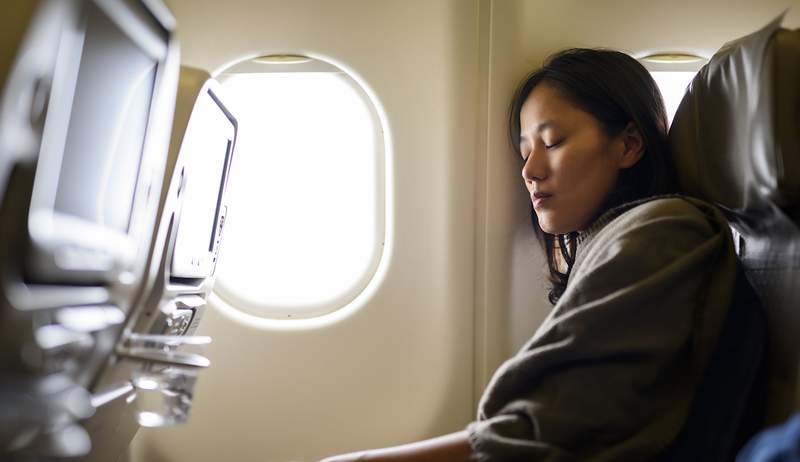 È una buona idea prendere la melatonina o un sonnifero su un aereo? Ecco cosa hanno da dire i dottori del sonno