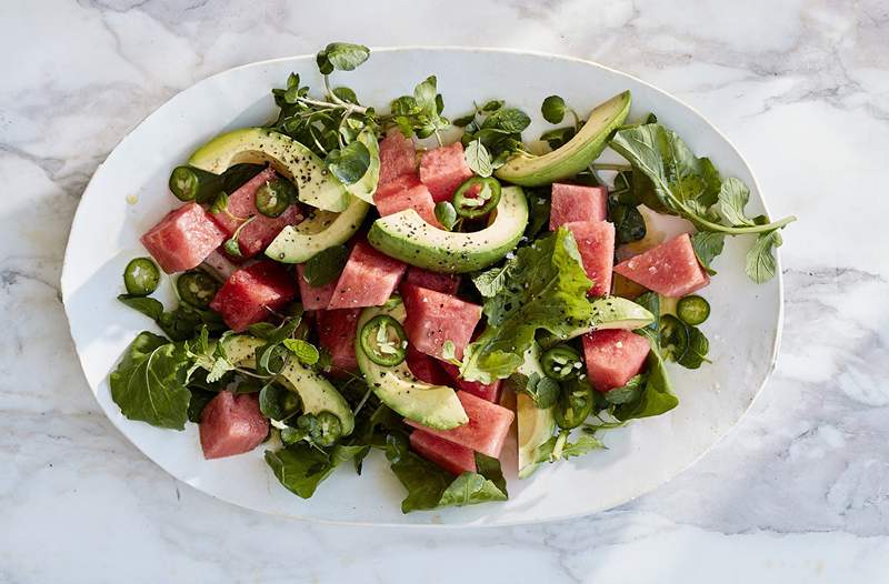 Kocok gelombang panas dengan memberikan sentuhan hidrat pada sayuran dengan salad semangka ini