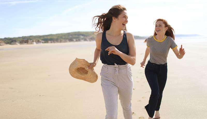 Madewell sta avendo un'epica pre-4 di luglio in vendita per tutti i pantaloncini, le magliette e i costumi da bagno sono uno sconto del 40% in questo momento