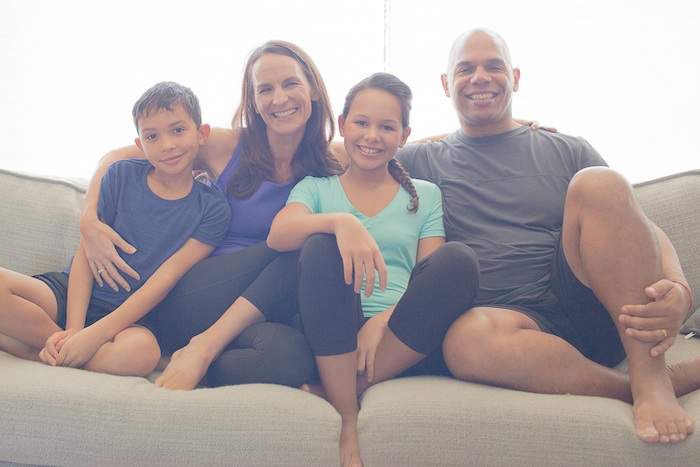 Los genios rituales de la mañana de una pareja de poder de yoga