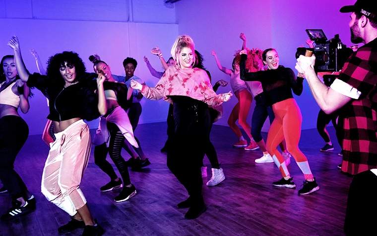 Meghan Trainori uus muusikavideo kahekordistub kui enesekindlust suurendav Zumba higi sesh