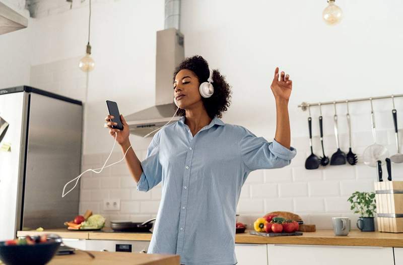 Kozmik çalma listesi uzmanı Chani Nicholas'a göre zodyak işaretiniz için müzik nasıl seçilir