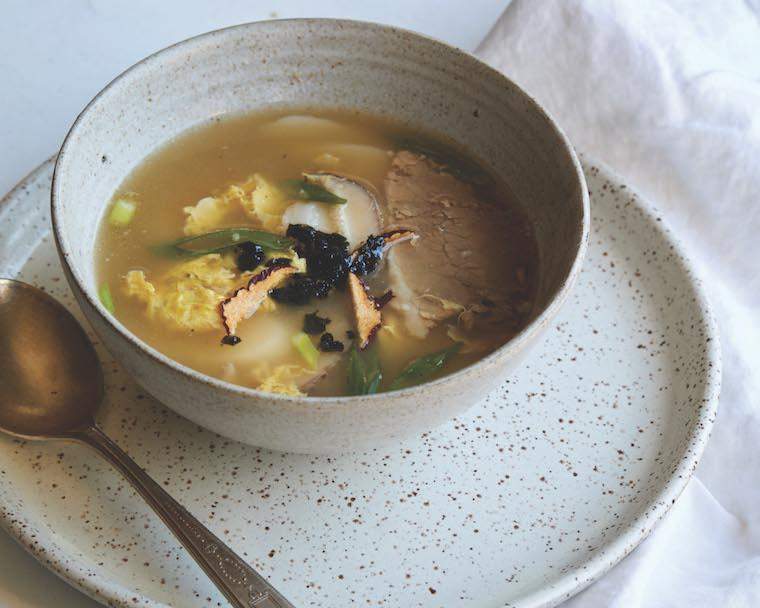 Dê um impulso ao seu corpo com esta sopa de dia de ano novo coreano