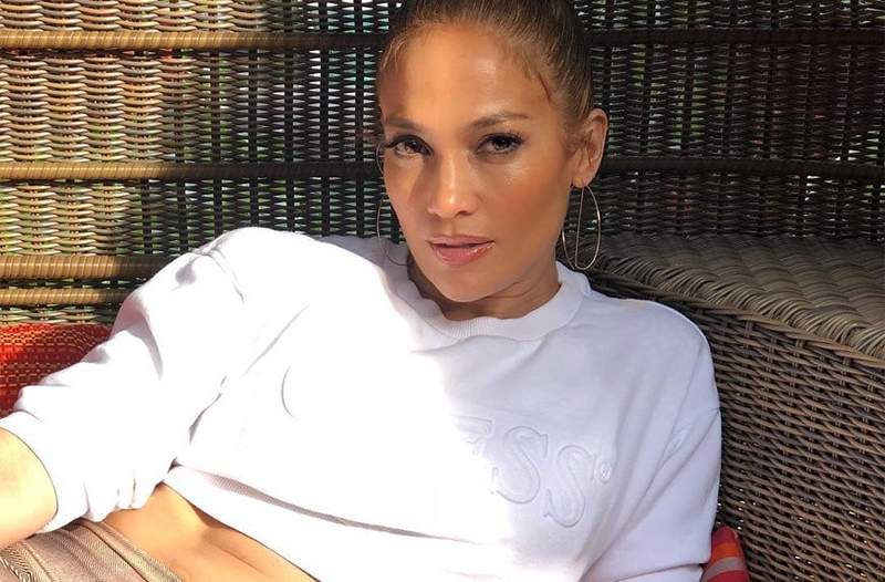 Die eine Bewegung J.Lo's Trainer hat sie dazu, * alles * von der Taille auf