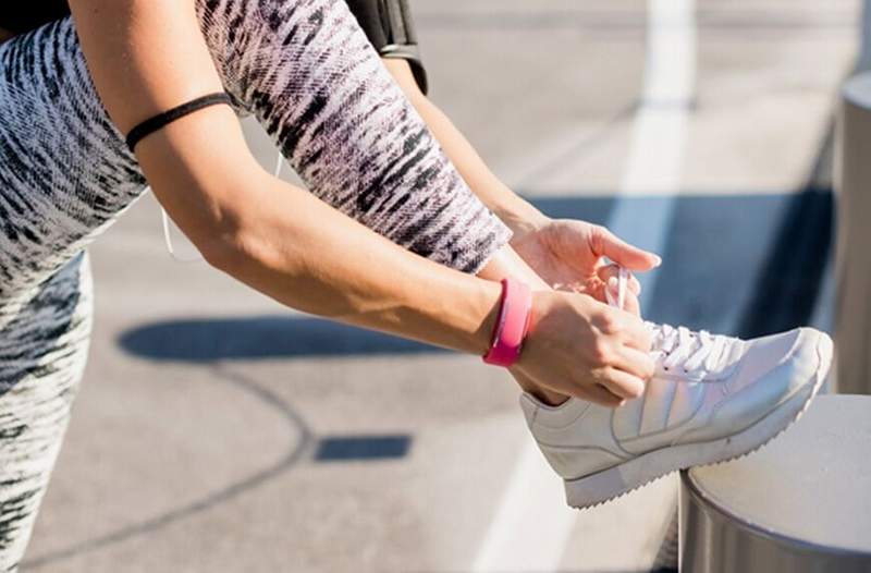 Het dragen van een fitness -tracker * nu * kan uw staptelling later verbeteren, laat onderzoek zien