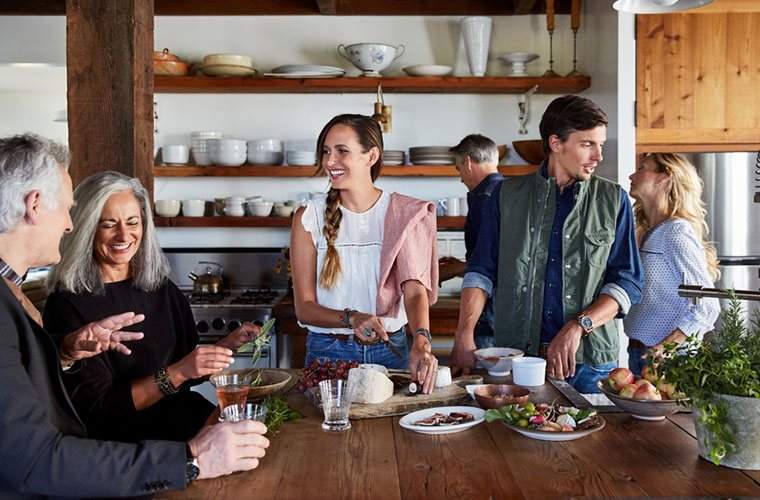 Las listas de reproducción de Acción de Gracias que establecen el estado de ánimo para cocinar, organizar y limpiar