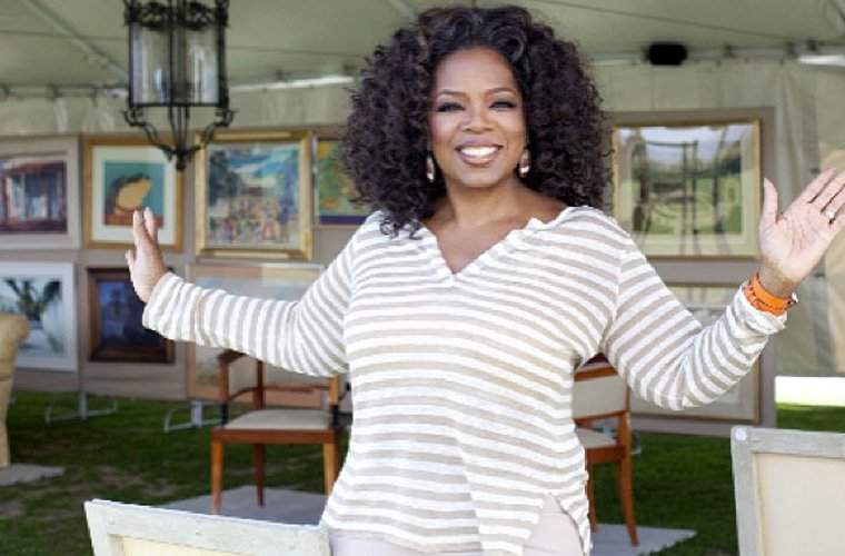 Esta historia de Alan Cumming sobre Oprah muestra por qué es la reina