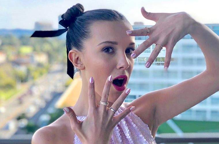 Millie Bobby Brown's Anugerah Anugerah adalah langkah seterusnya dalam Penguasaan Total Sneaker