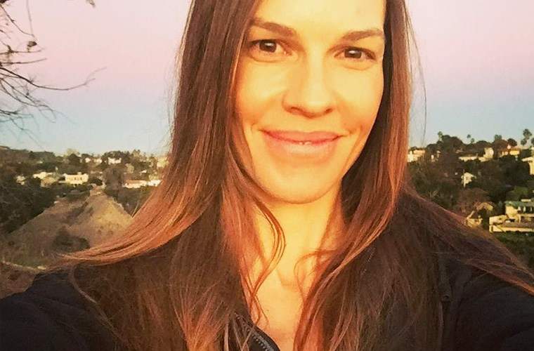 Paaugstiniet ķermeņa augšdaļu kā Hilary Swank ar stāvošām rindām