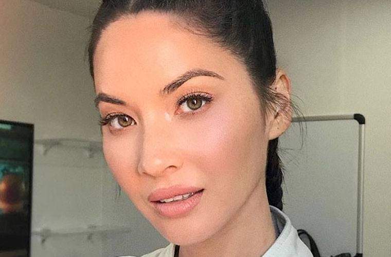 Hack na suchú pokožku Olivia Munn je voľný a nechá sa cítiť ako orosená bohyňa