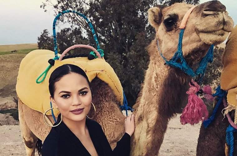 La punta de maquillaje genio de Chrissy Teigen cambiará la forma en que usa el polvo de cejas