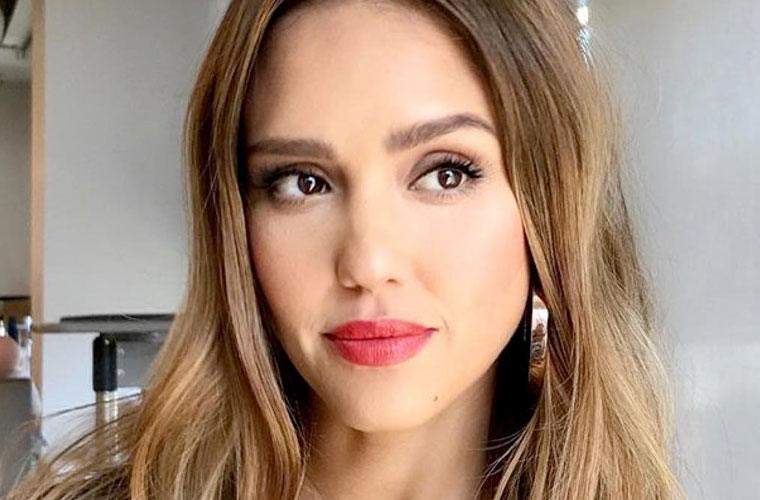 El sorprendente beneficio de belleza del ritual nocturno de Jessica Alba