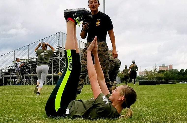 Ce s -a întâmplat când Kate Upton a făcut un antrenament de tabără de boot literal cu pușcași