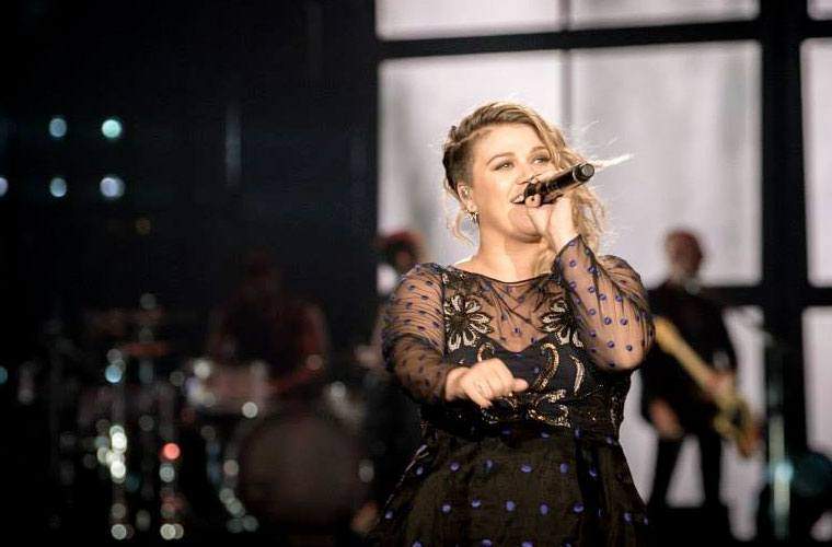 Por que Kelly Clarkson se sentiu menos saudável com seu peso mais fino