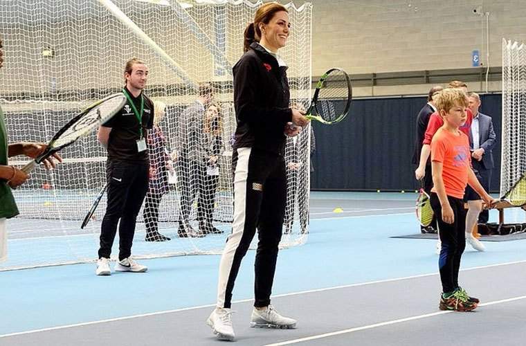 Penampilan sukan luar Kate Middleton mengambil halaman dari akarnya yang sporty