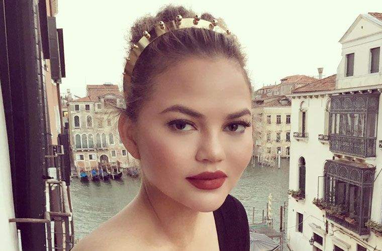 3 motive sănătoase pentru care Chrissy Teigen este fata finală din anii '90