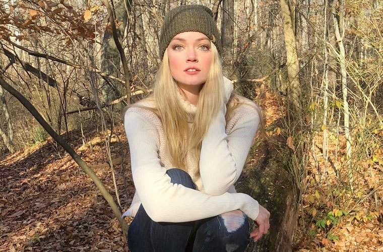 Dezvoltă cu Lindsay Ellingson, care pozează yoga