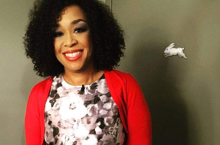 Shonda Rhimes nejako našiel čas na spustenie inšpiratívneho stránky životného štýlu