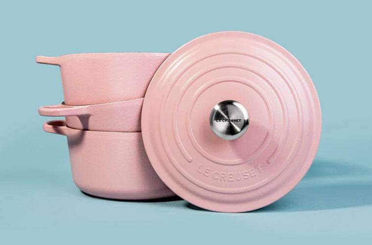 Nová kolekcia spoločnosti Le Creuset zafarbí vašu kuchyňu Millennial Pink