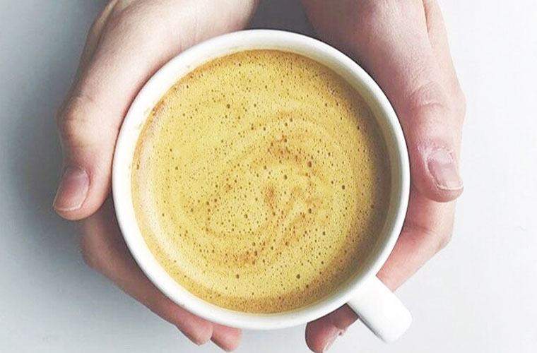 Er is een nieuwe kurkuma-latte in de stad-terwijl het heet is bij Le Pain Quotidien