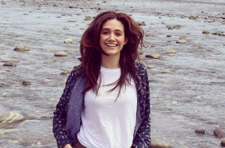 Perché la routine di auto-cura di Emmy Rossum include yoga, bagni e Sudoku, ma mai un cocktail