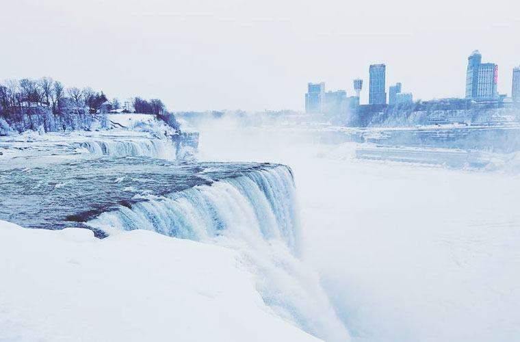 Niagara juga on kaetud jääga ja see näeb absoluutselt välja *maagiline *