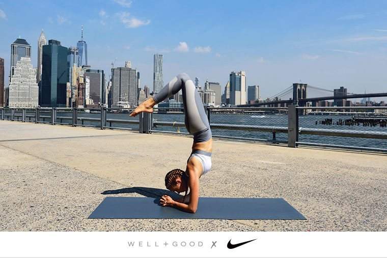 Cómo hacer yoga en todas partes y el sujetador deportivo necesitas lograrlo