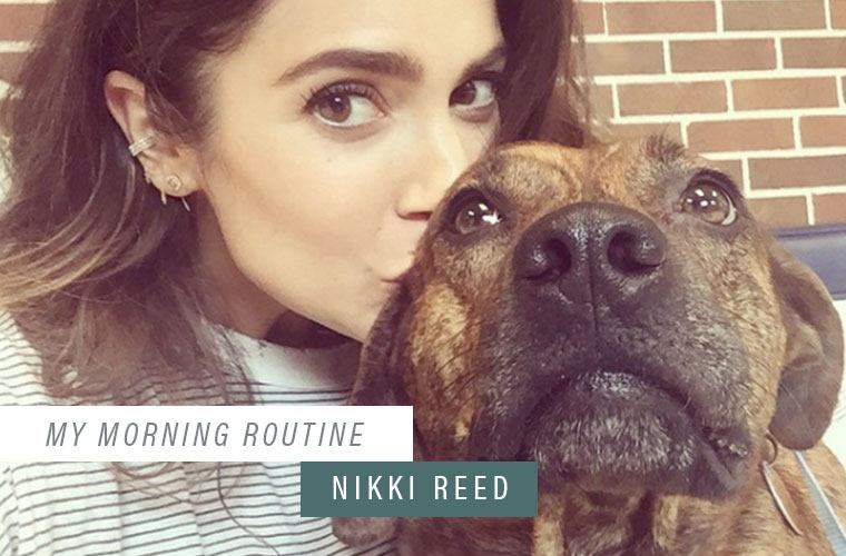 Hack de hidratación matutina de Nikki Reed (no es necesario limón)