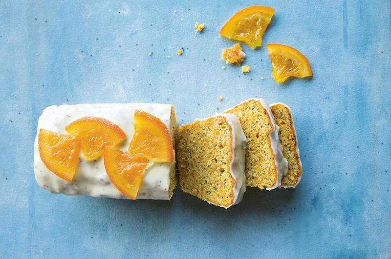 Sepasang latte anda dengan oren, butternut squash poppy seed loaf