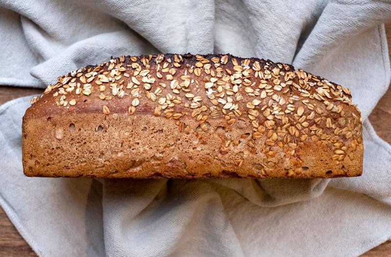 Una fetta di questo semplice pane per la colazione pacco solo in fibra di una ciotola di farina d'avena